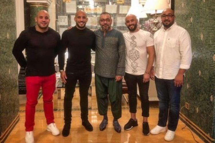 بزاااف هادشي على المصاحبة مع الملك وْالفشوش!.. أبوزعيتر وْلا وزير للصحة بدون علم محمد السادس ومشا دار الرعب فمستعجلات ابن سينا فالرباط وْتعدى على طبيبة المداومة والممرضين وْماخرج حتى جاوْ البوليس.. وهذه هي التفاصيل!