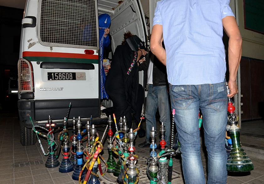 البوليس يعتقل شخصين بطنجة بعد فتحهما المقاهي في وجه الزبناء وتزويدهم بـ”الشيشة”