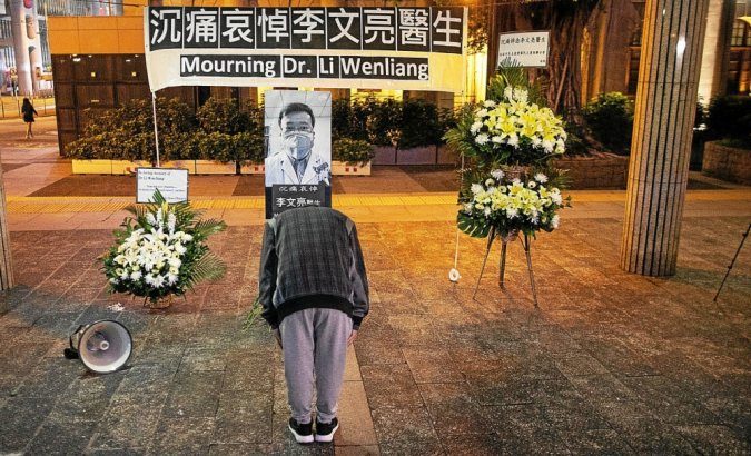 بعد اتهامه بنشر معلومات كاذبة.. الصين تعتذر رسميا لعائلة أول طبيب حذّر من انتشار “كورونا”