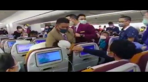 بالفيديو: مسافرة صينية تثير أزمة داخل طائرة تايلاندية بسبب إصاباته بفيروس “كورونا”
