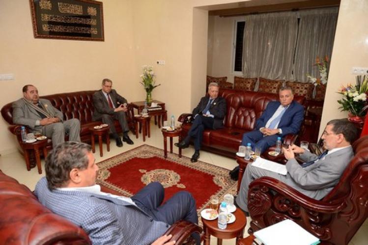 رئيس الحكومة يجمع زعماء الأحزاب في اجتماع عاصف بالمشور السعيد.. وهذه هي الملفات التي ستتم مناقشتها