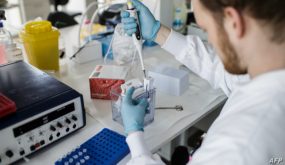 A researcher works on a vaccin against the new coronavirus COVID-19 at the Copenhagen's University research lab in Copenhagen, Denmark, on March 23, 2020. - At Copenhagen university, a team of about 10 researchers is working around the clock to develop a vaccine against Covid-19 that could apply for clinical trial before within nine months. The vaccine will be based on two components : the protein which is on the surface of the coronavirus, called the spike protein that researchers express in the lab and then attach it on the surface of a virus-like particle. (Photo by Thibault Savary / AFP)