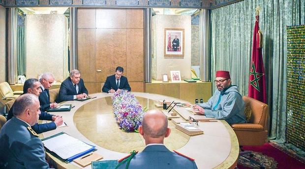 الحكومة ضد الملك والشعب في تدبير جائحة كورونا!.. مسؤولون كبار يضربون التعليمات الملكية عرض الحائط ويحتقرون مؤسسات دستورية مهمة ويهمشون ويغلقون هواتفهم في وجه شخصيات وكفاءات وطنية وازنة ويبرمون صفقات مع شركات أجنبية بمئات الملايين من المال العام