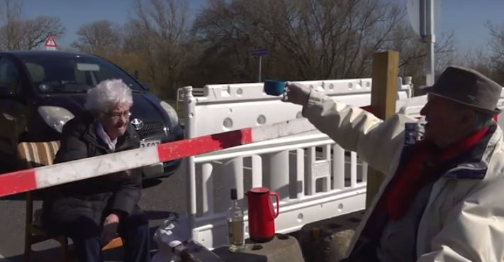 الحجر لا يمنع الحب.. زوجان مسنّان يجتمعان على الحدود!