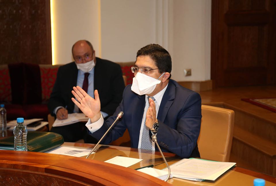 وزير الخارجية خاصُو تصرفيقة ملكية قوية باش يْفيق!.. فعز الأزمة ديال كورونا لي متضامن فيها الملك والشعب بوريطة كيهين وزراء جلالة الملك ومؤسسات الدولة وكيْكرٌه المغاربة العالقين بالخارج فْالبلاد وكيقولهم راه وزارة الصحة مابغاتش تستقبلكم وماوجداش باش تحارب جائحة كورونا بحالا كيتحارب مع دولة أجنبية