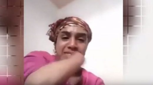 مغربية تطالب بسحب الجنسية منها بسبب استفادة المجرم الذي قطع يدها من العفو الملكي وجاء لينتقم منها في منزلها