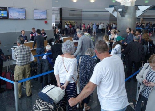 التفاصيل الكاملة لإجلاء مغاربة أوروبا العالقين في المغرب!.. المغرب يرخص لمزدوجي الجنسية بالعودة بعد حرب ديبلوماسية مع هولندا سببها بوريطة والبداية مع طائرة نحو أمستردام دون تحديد عودة العالقين في الخارج