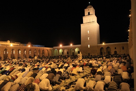 في سابقة من نوعها.. باحث مغربي يقترح أداء صلوات الجماعة “عن بعد”