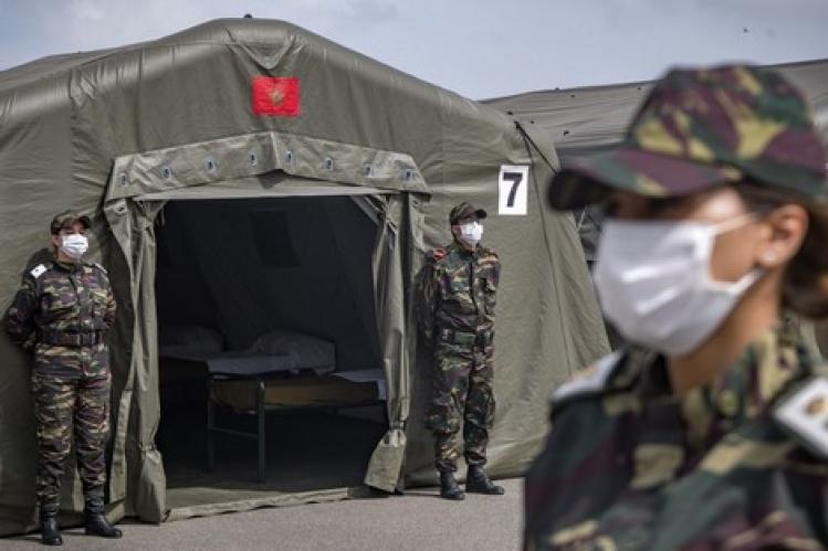 جائحة “كورونا” تستمر في ضرب الثكنات العسكرية.. جندي مصاب بفيروس “كورونا” ينقل العدوى إلى 16 جندياً بثكنة عسكرية ضواحي كلميم و04 أشخاص من أسرته فهل يتخذ الملك قرار إقالة كبار مسؤولي الجيش لخرقهم الطوارئ الصحية في البلاد!؟