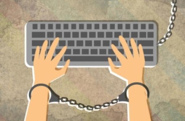 الحكومة تتجه نحو ”تسميم الأنترنيت” والمغاربة ليسوا بـ”قطيع” لتكميم أفواههم بمشروع القانون 22.20