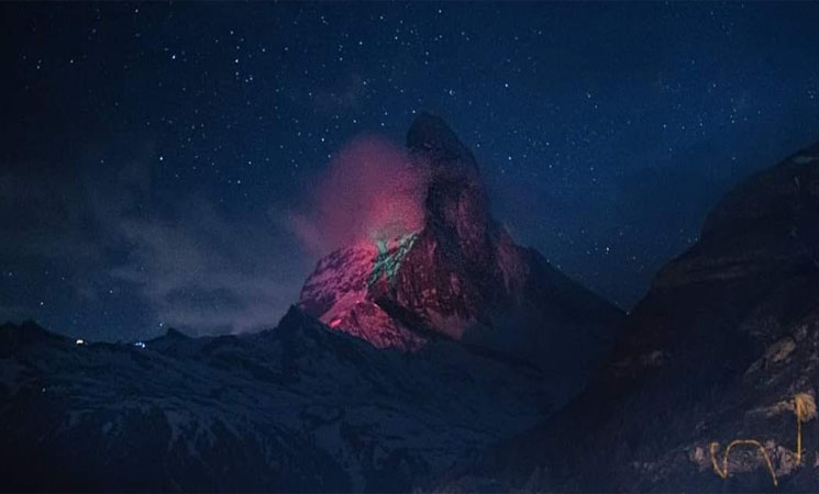 جبل ماترهورن الشهير يشع بألوان العلم المغربي تعبيرا عن التضامن في أزمة كورونا