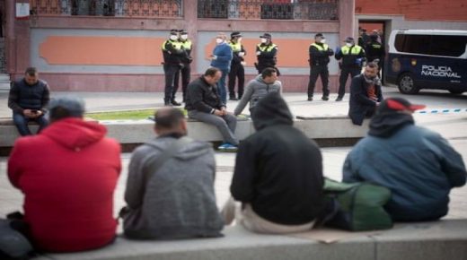المغاربة العالقون في الخارج يخوضون إضراباً عن الطعام وإختفاء وزير الخارجية بعد هروبه من البرلمان وانتقادات لاذعة لرئيس الحكومة والوزيرة الوافي