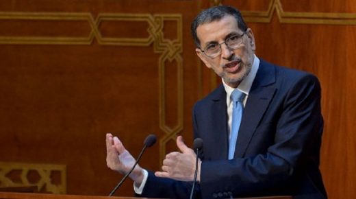 رئيس الحكومة يعترف: مسؤولون سامون في الدولة وبرلمانيون عالقون خارج أرض الوطن بمعية 21 ألف مواطن مغربي