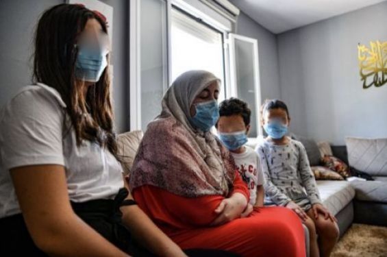 بالفيديو: أم مغربية عالقة بسبتة تناشد محمد السادس السماح لها بالعودة لحضور جنازة ابنتها