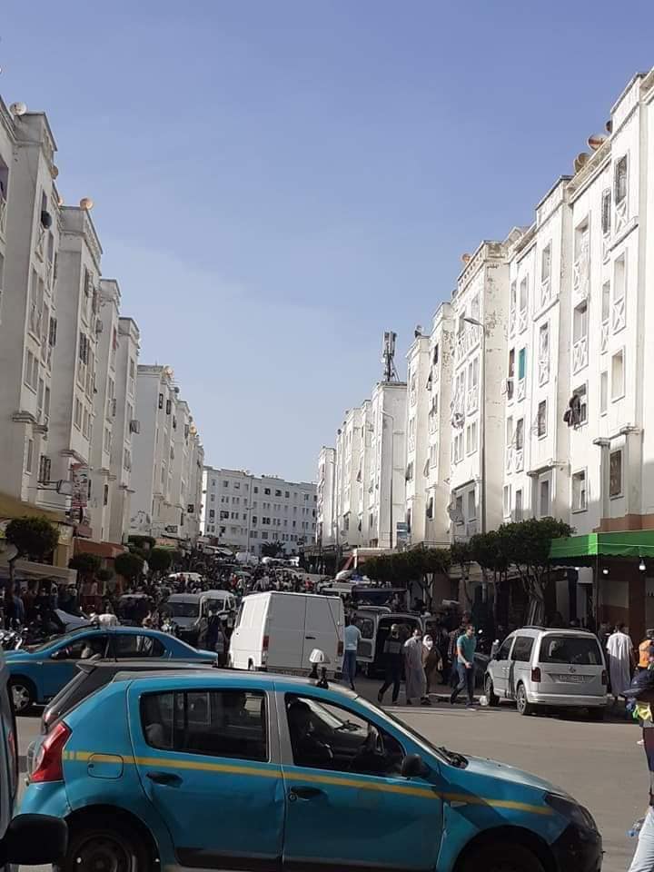 مواطنون يتجمهرون داخل حي شعبي بطنجة ونشطاء يحذرون من تسبب هذه السلوكيات في تمديد الحجر