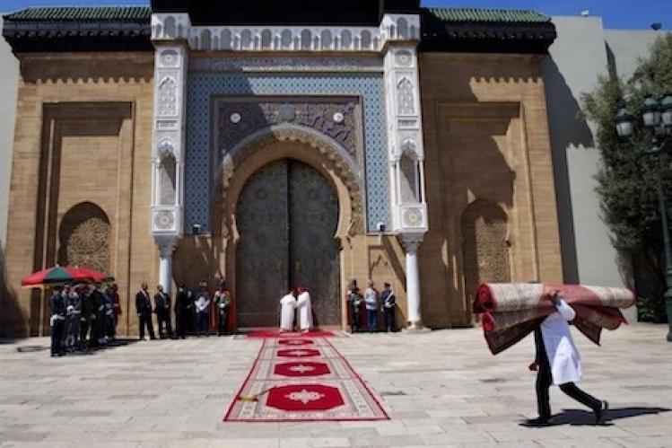 جائحة كورونا تضرب القصر الملكي!.. محمد السادس يعفي الجنرال المنصوري قائد الحرس الملكي ومئات المصابين في صفوف أفراد الحرس الملكي وعائلاتهم وحالة إستنفار قصوى في البلاط