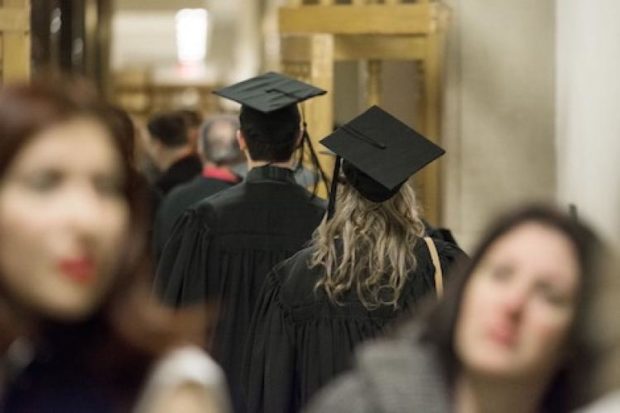 منح دراسية تصل إلى 12 ألف درهم.. الحكومة تهلاتْ فالطلبة الأطباء والصيادلة والمهندسين