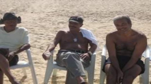 الأمير هشام العلوي ينشر صورة نادرة مع الجامعي وحسني في شاطئ المضيق