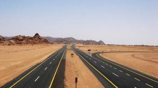 في قلب الصحراء.. المغرب البلد غير الطاقي يشيد طريقاً سريعاً بأزيد من 1000 كيلومتر