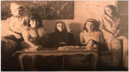 الأمير مولاي هشام يحذر من تمرد اللبنانيين على “النخب المتآكلة”.. وينشر صورة من الخمسينات لأسرة ووالدته ابنة الرئيس رياض الصلح (صورة)