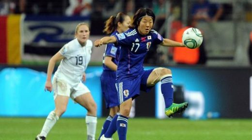 لاعبة كرة قدم يابانية تنضم لفريق للرجال