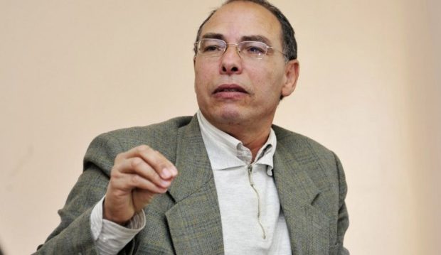 بسبب تحويلات مالية مشبوهة والعديد من الممتلكات العقارية.. تفاصيل تحقيق الشرطة القضائية مع المعطي منجب وأسرته بشبهة غسل الأموال