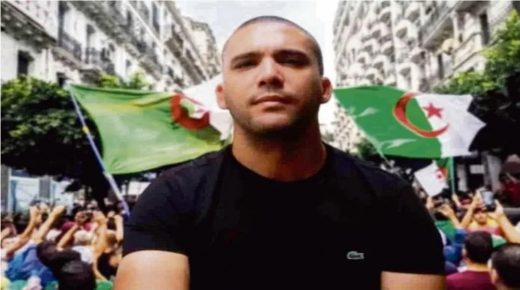 “مراسلون بلا حدود” تكشف عن لوحة عملاقة في باريس لدعم صحفي معتقل داخل السجون الجزائرية
