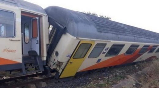 عربة قطار تخرج عن السكة والمكتب الوطني للقطارات يوضح