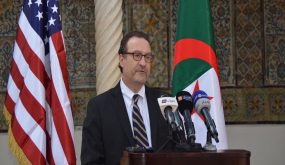 من قلب الجزائر.. مساعد وزير الخارجية الأمريكي يؤكد أن مقترح الحكم الذاتي هو الحل لإنهاء نزاع الصحراء