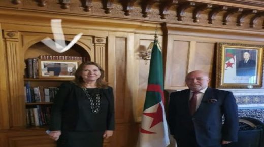 السفير الجزائري بالرباط يطمس صورة يظهر في خلفيتها الملك محمد السادس