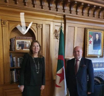 السفير الجزائري بالرباط يطمس صورة يظهر في خلفيتها الملك محمد السادس