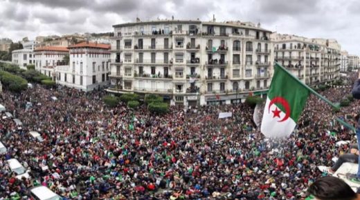الحراك الشعبي الجزائري يسعى إلى إنقاذ الوطن بأسلوب سلمي حضاري