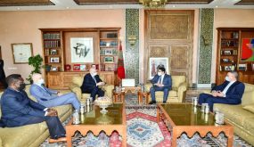 بوريطة ولقجع يستقبلان رئيس “الفيفا”.. والأخير: المغرب قاطرة لتطوير كرة القدم بإفريقيا