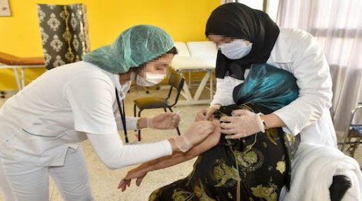 المغرب يوسٌعُ قاعدة المستفيدين من لقاح كورونا ومواطنون يتوصلون برسائل نصية للإستفادة من التطعيم!