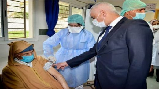 وزير الصحة يتلقى جرعته الأولى من لقاح كورونا