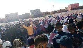 تضامنا مع الأساتذة المعنفين.. مئات التلاميذ يخرجون للإحتجاج بعدد من المدن المغربية