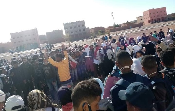 تضامنا مع الأساتذة المعنفين.. مئات التلاميذ يخرجون للإحتجاج بعدد من المدن المغربية