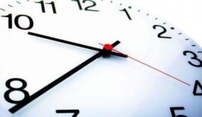 الحكومة تكشف تاريخ العودة إلى الساعة القانونية