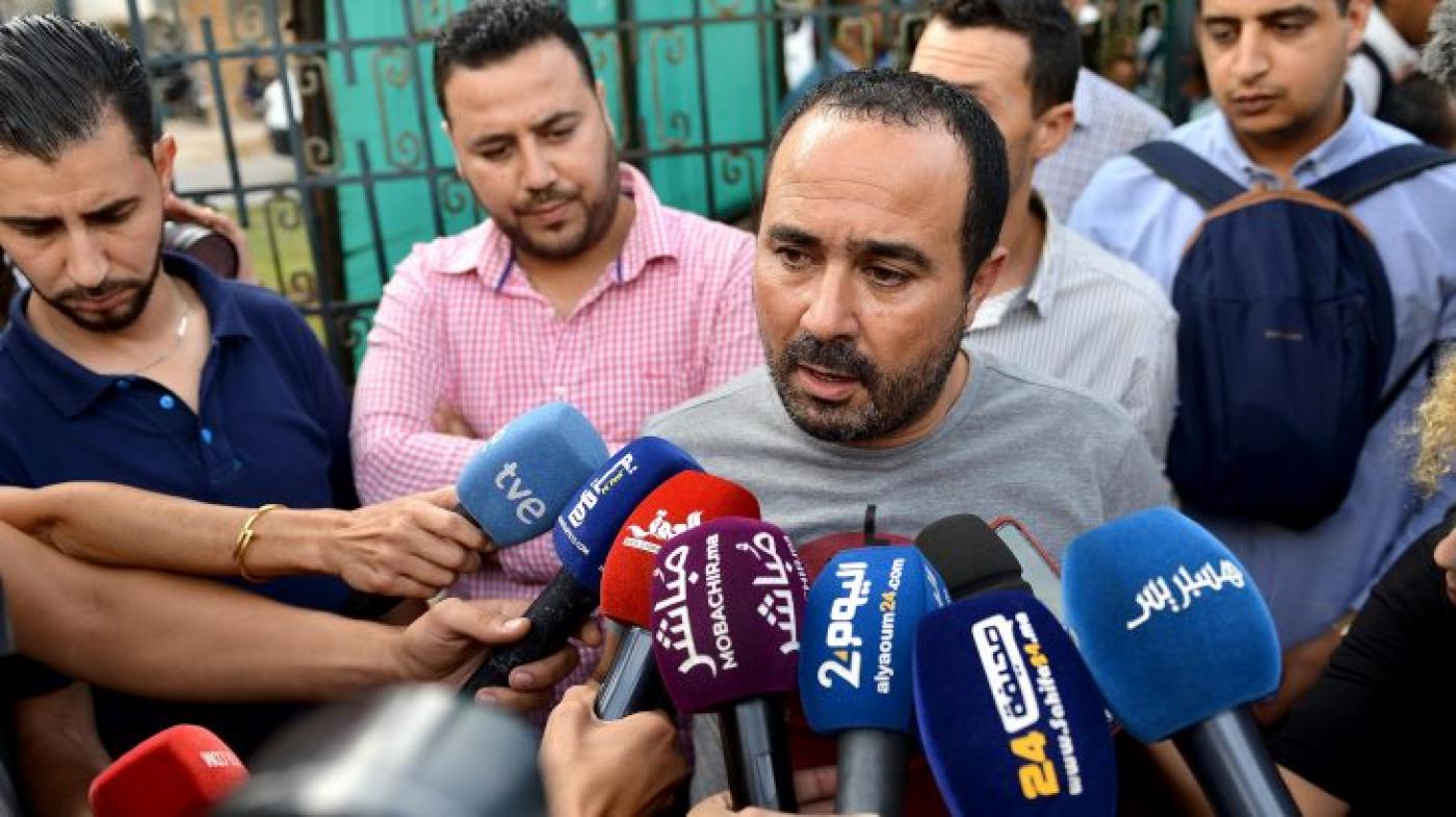 الصحافي سليمان الريسوني يغادر سجن “عكاشة” ويتوجه إلى العرائش