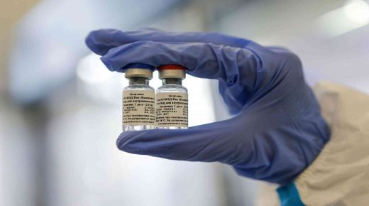 تعليق استعمال “أسترازينيكا”.. خبير مغربي يكشف معطيات جديدة حول اللقاح