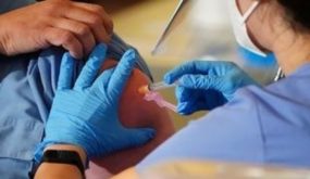 حملة التلقيح ضد فيروس (كوفيد-19).. الصحافة الإسبانية تبرز “المعجزة المغربية”