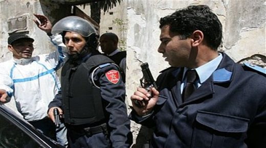 Armed Moroccan police officers are seen near the American Language Center in Casablanca, Morocco, Saturday April 14, 2007 after an explosion. Two brothers strapped with explosives blew themselves up near the American Language Center in Casablanca on Saturday, and police arrested three people, including one wearing an explosives belt, an official and news reports said. (AP Photo)