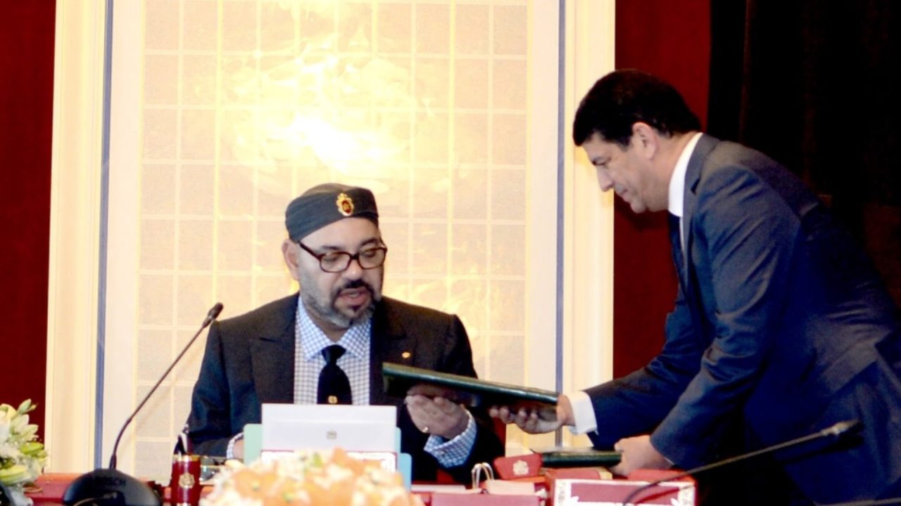 في جلسة ترأسها الملك وحضرها المستشارون الملكيون.. قِيلَ للباكوري “هاذي شهور وأنت تكذب علينا”.. فهل حاول الفرار إلى دبي!؟