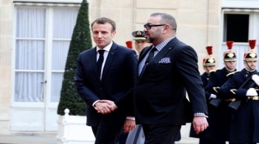 President Emmanuel Macron (L) welcomes Mohammed VI, King of Morocco, on April 10, 2018 at the Elysee Palace in Paris. / AFP PHOTO / LUDOVIC MARIN