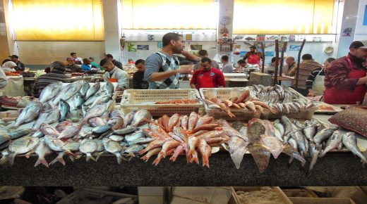 الإرتفاع الصاروخي لأسعار السمك خلال رمضان يؤجج غضب المغاربة ونشطاء يشهرون سلاح المقاطعة ردا على جشع التجار