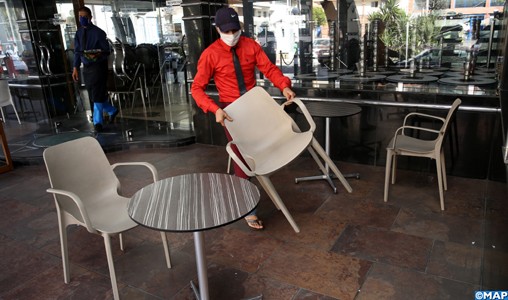 بسبب قرار الإغلاق الليلي في رمضان.. مقاهي ومطاعم تتحولُ إلى محلات لبيع الخضراوات والفواكه والحلويات والمعجنات