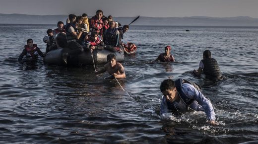 100 مهاجر منهم شباب وأطفال ونساء وصلوا سبتة سباحة اليوم