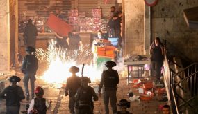 تجدد المواجهات في باحات المسجد الأقصى