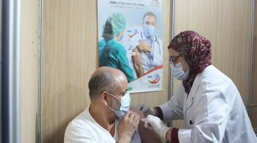 تصنيع اللقاح المضاد لكورونا.. هكذا يحرص الملك على “دمقرطة” و”تعميم” الحق في الصحة على المغاربة