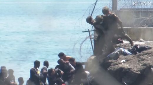 شريط فيديو لجنود إسبان يلقون بمهاجرين في البحر.. وهذه هي التفاصيل!